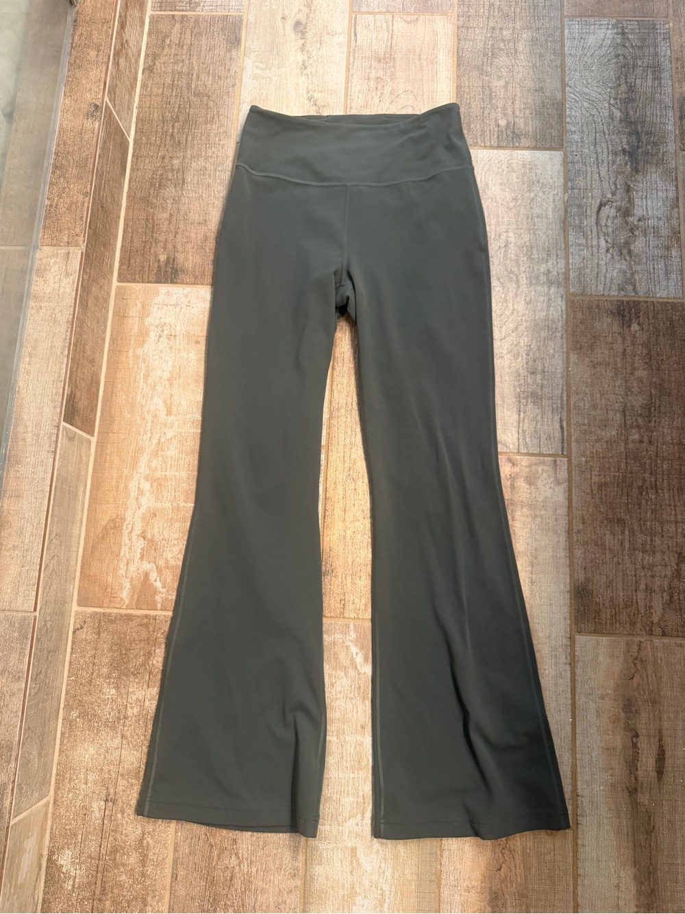 Lululemon Groove Super-High-Rise Flared Pant
Smoked Spruce size 10 - Picture 3 of 12